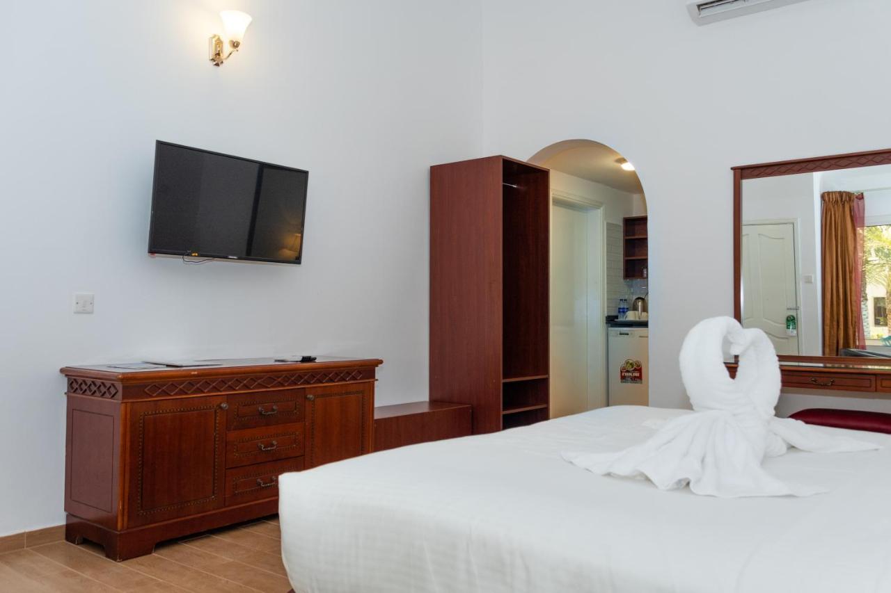 Hotel &